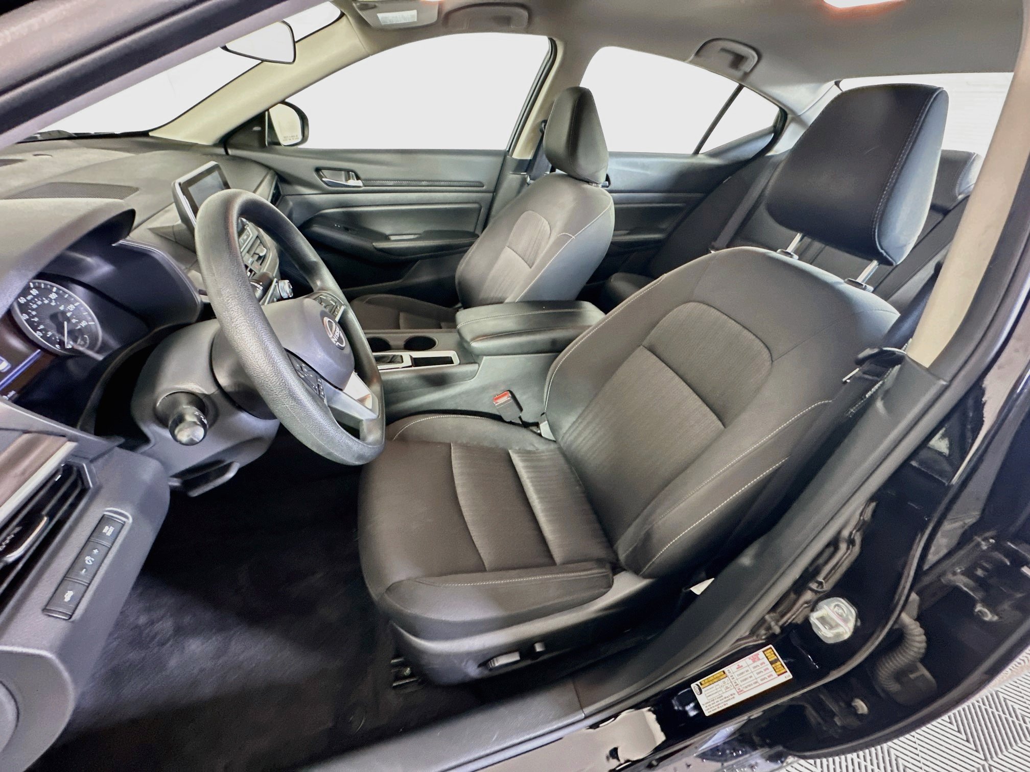 Used 2025 Nissan Altima 2.5 SV FWD image 13