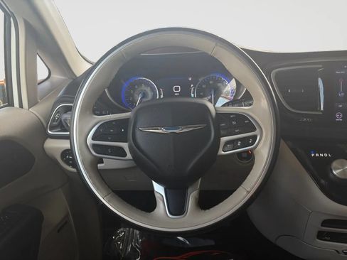 Used 2019 Chrysler Pacifica Limited w/ Tire & Wheel Group FWD image 30