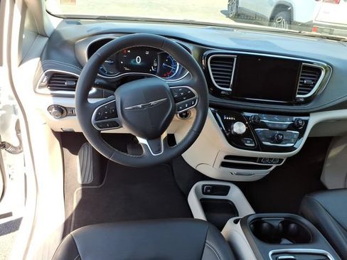 Used 2024 Chrysler Pacifica Limited FWD image 8