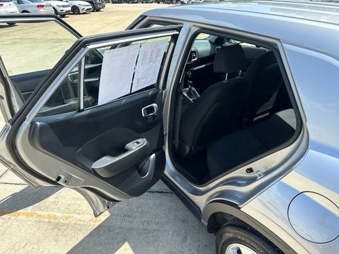 Used 2025 Hyundai Venue SE FWD image 13