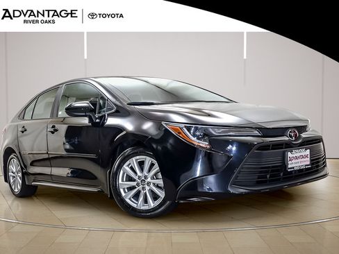 Used 2025 Toyota Corolla LE w/ LE Premium Package FWD image 2