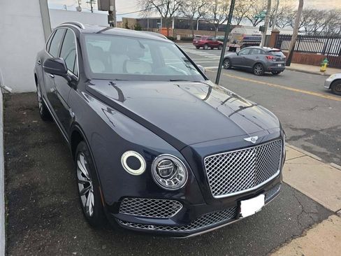 Used 2019 Bentley Bentayga image 2