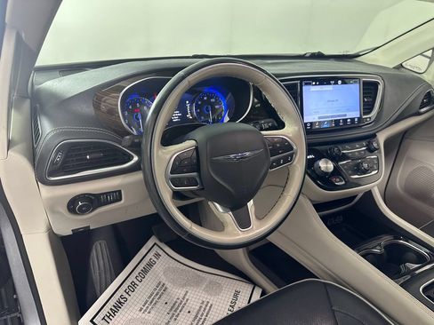 Used 2021 Chrysler Pacifica Limited AWD/4WD image 17