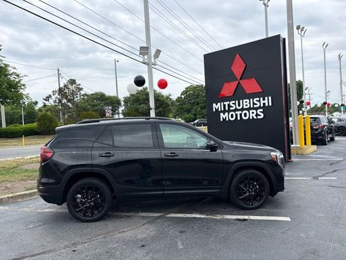 Used 2023 GMC Terrain SLT w/ Elevation Edition FWD image 2