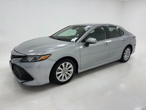 Used 2020 Toyota Camry LE image 5