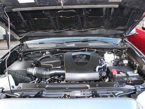 Used 2021 Toyota Tacoma TRD Off-Road w/ Technology Package AWD/4WD image 13