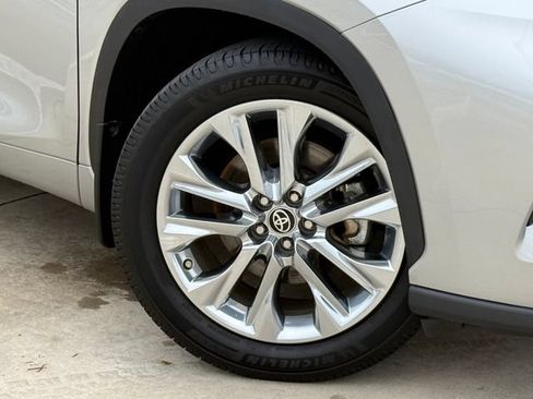 Used 2023 Toyota Highlander Limited FWD image 2