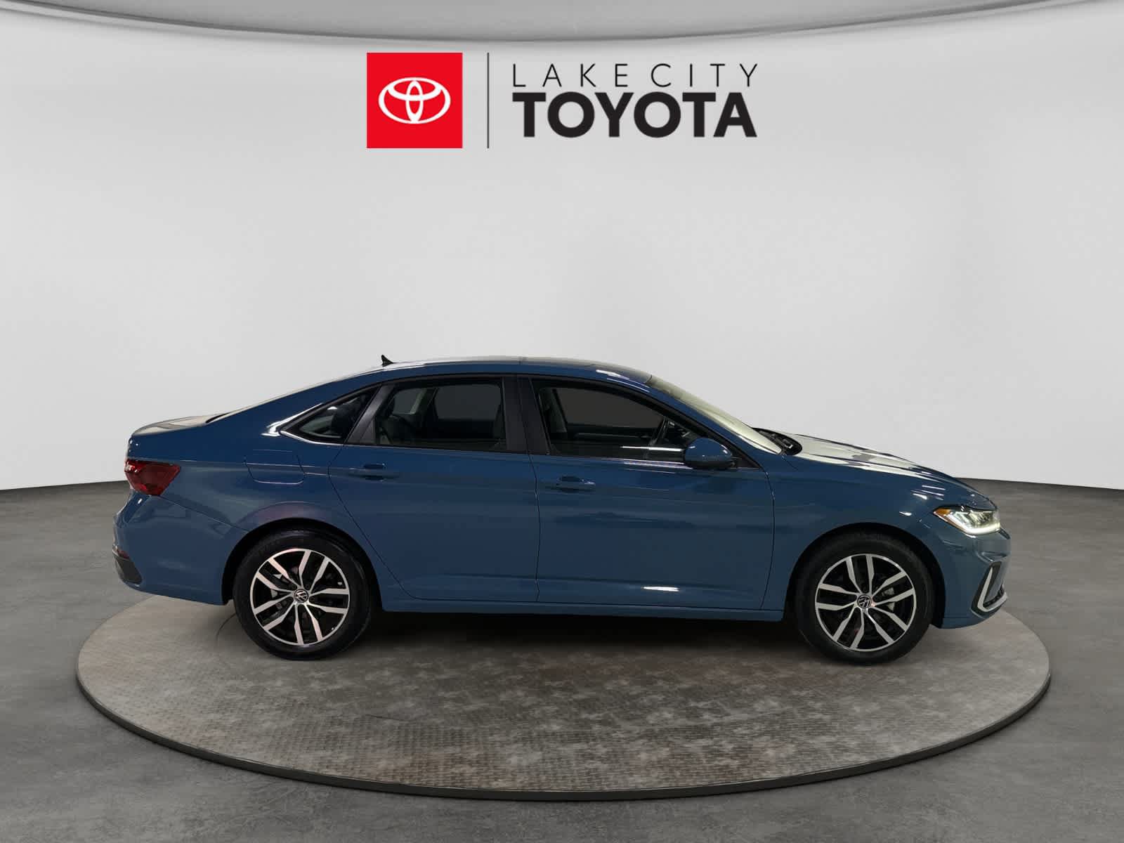 Used 2025 Volkswagen Jetta SE FWD image 11