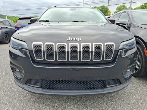 Used 2019 Jeep Cherokee Latitude Plus w/ Cold Weather Group AWD/4WD image 2