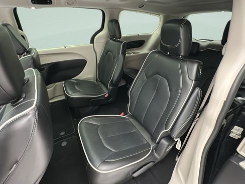 Used 2023 Chrysler Pacifica Limited FWD image 10