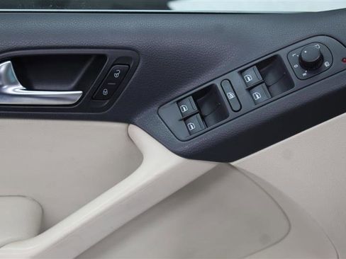 Used 2010 Volkswagen Tiguan SE image 19