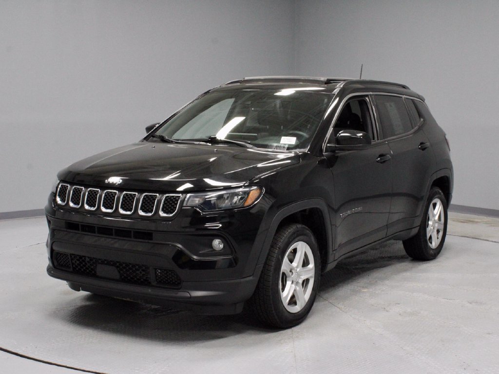 Used 2023 Jeep Compass Latitude w/ Sun and Sound Group AWD/4WD image 8