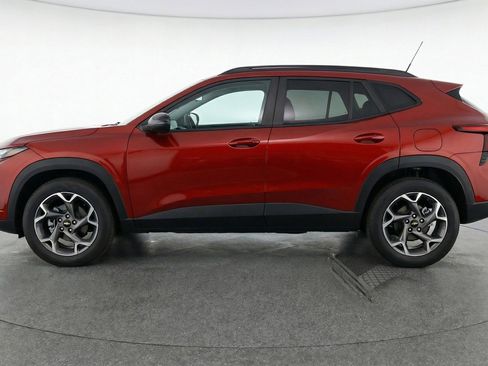 Used 2025 Chevrolet Trax LT w/ LT Convenience Package image 5