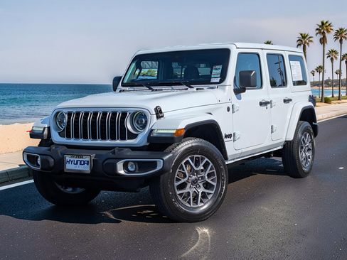 Used 2025 Jeep Wrangler Unlimited Sahara AWD/4WD image 3