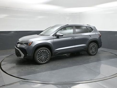 New 2026 Volkswagen Taos SE FWD image 30