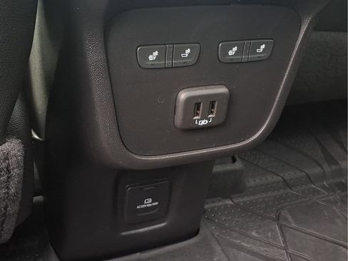 Used 2023 Chevrolet Equinox Premier image 26