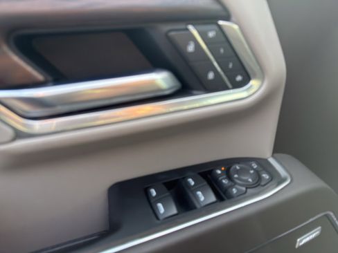 Used 2025 GMC Sierra 2500 SLT w/ SLT Premium Package image 12
