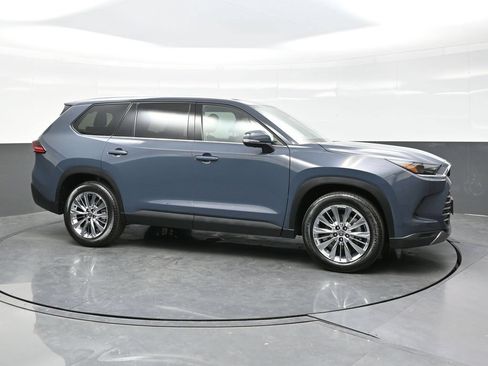 Used 2025 Toyota Grand Highlander AWD image 8