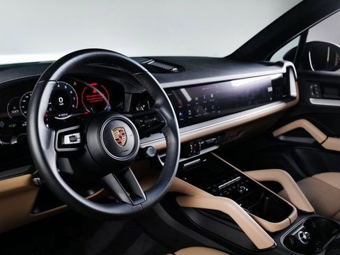 Used 2025 Porsche Cayenne image 4