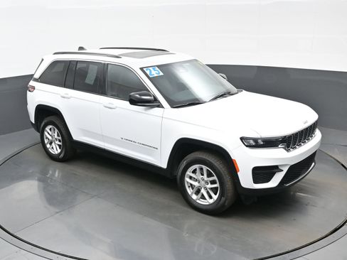 Used 2025 Jeep Grand Cherokee Laredo X w/ Luxury Tech Group I image 40