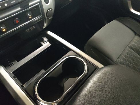 Used 2019 Nissan Titan SV w/ SV Convenience Package image 26