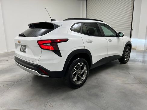 Used 2025 Chevrolet Trax LT w/ LT Convenience Package image 7