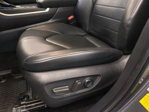 Used 2023 Toyota Highlander XLE AWD/4WD image 17