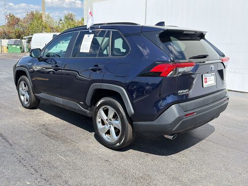 Used 2021 Toyota RAV4 XLE Premium image 3