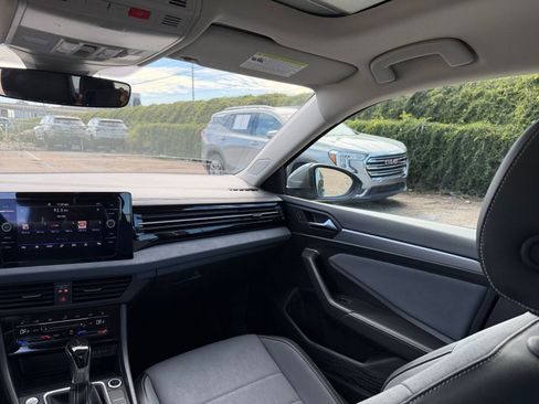 Used 2025 Volkswagen Jetta SE image 36