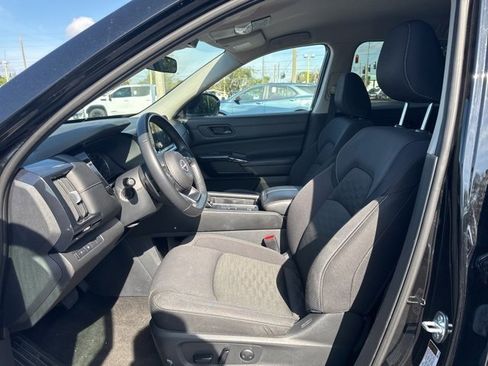 Used 2024 Nissan Pathfinder SV image 9