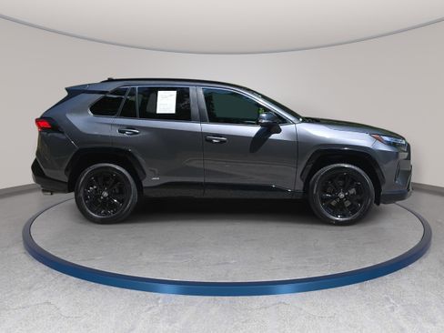 Used 2022 Toyota RAV4 SE w/ SE Grade Weather Package AWD/4WD image 4