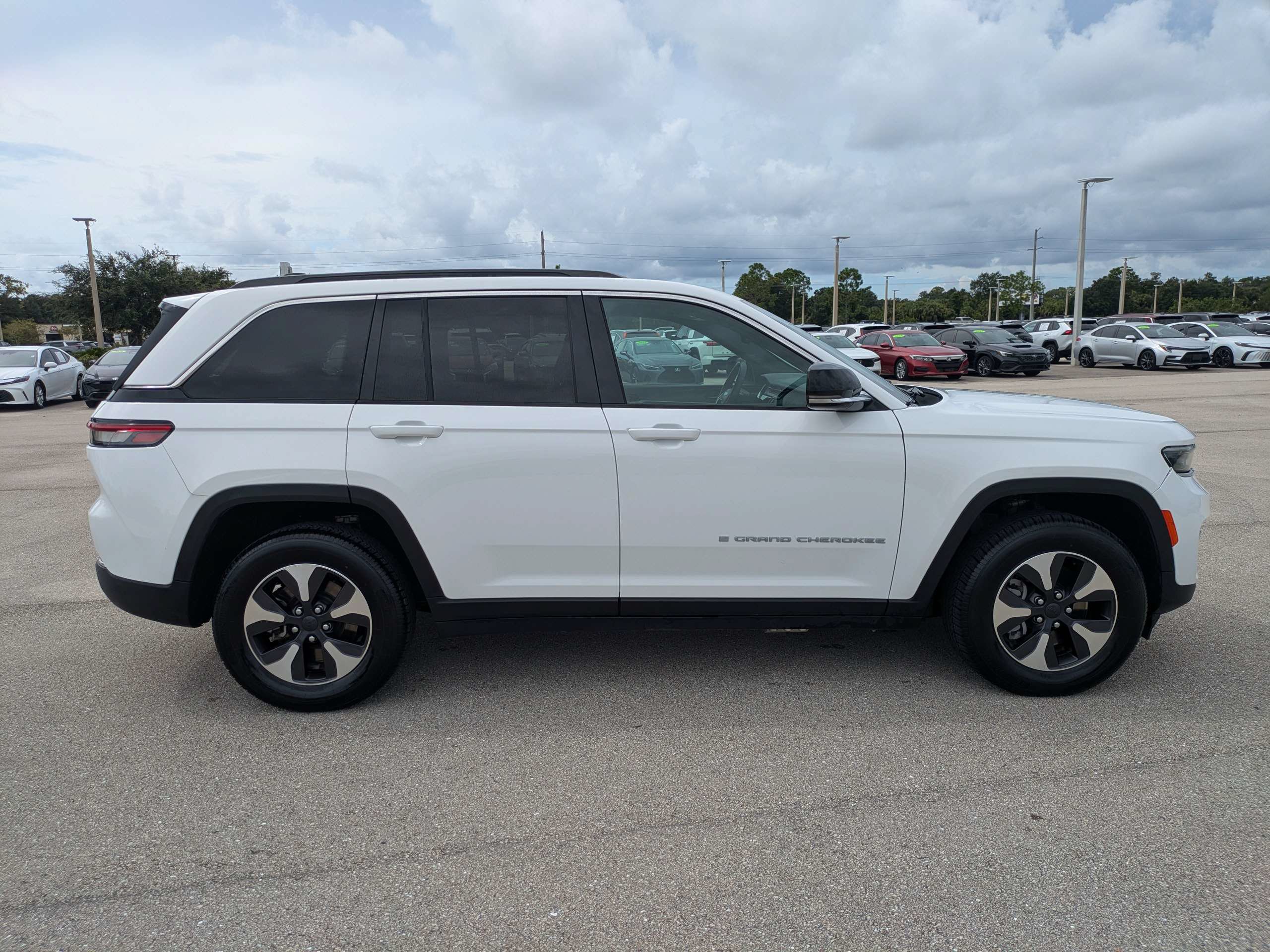 Used 2024 Jeep Grand Cherokee Limited 4xe AWD/4WD image 3