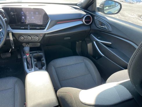 Used 2025 Chevrolet Trax RS w/ Driver Confidence Package image 9