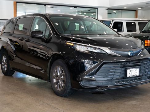 Used 2021 Toyota Sienna LE FWD image 3