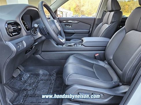 New 2025 Honda Pilot Touring image 5