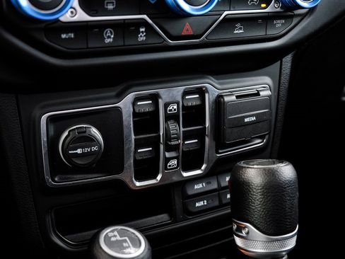 Used 2021 Jeep Gladiator Willys image 34