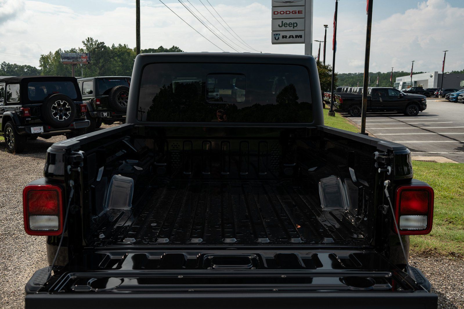 Used 2025 Jeep Gladiator Sport AWD/4WD image 9