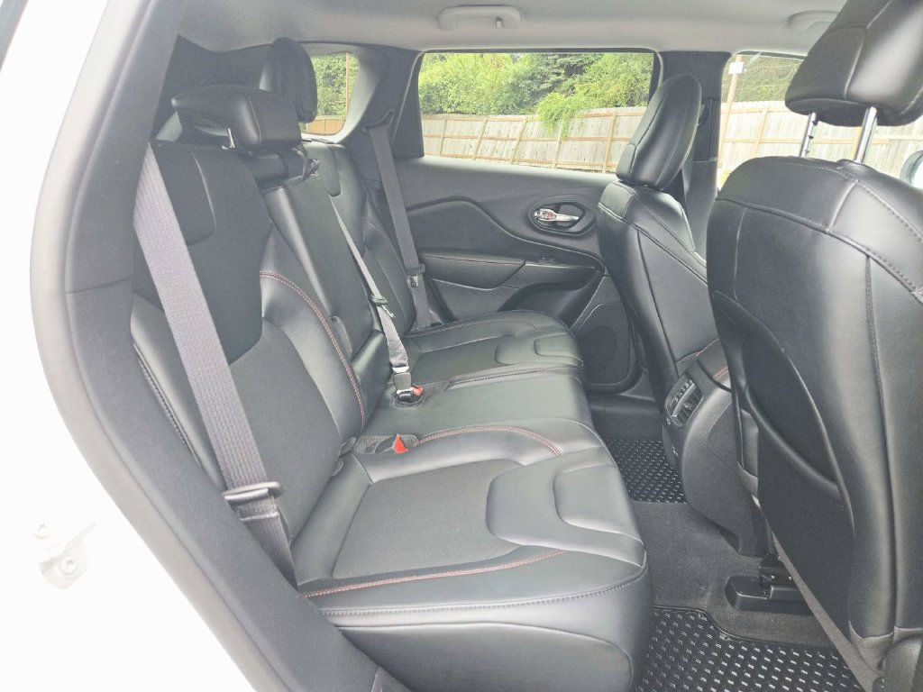 Used 2022 Jeep Cherokee Trailhawk AWD/4WD image 14