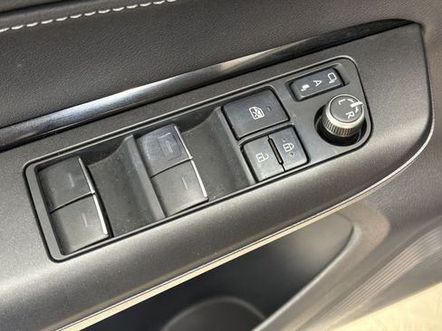 Used 2023 Toyota Venza LE AWD/4WD image 14
