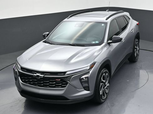 Used 2025 Chevrolet Trax RS w/ Sunroof Package FWD image 46