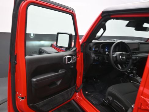 Used 2024 Jeep Wrangler Unlimited Rubicon 4xe image 17