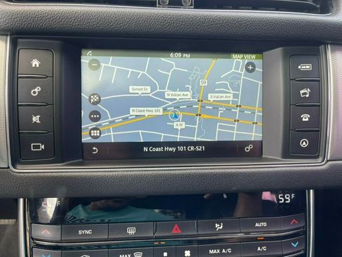 Used 2017 Jaguar XF RWD image 22