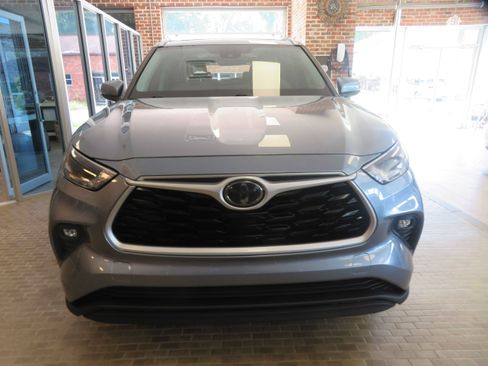 Used 2021 Toyota Highlander XLE FWD image 2