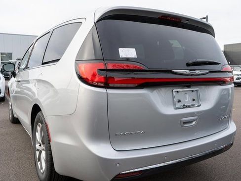 New 2026 Chrysler Pacifica Limited w/ Uconnect Theater Family Group FWD image 7