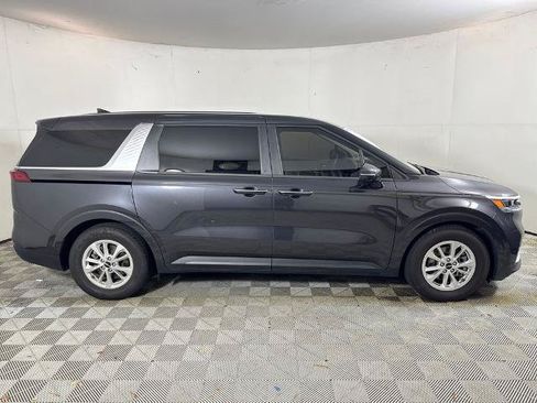 Used 2022 Kia Carnival LX FWD image 2