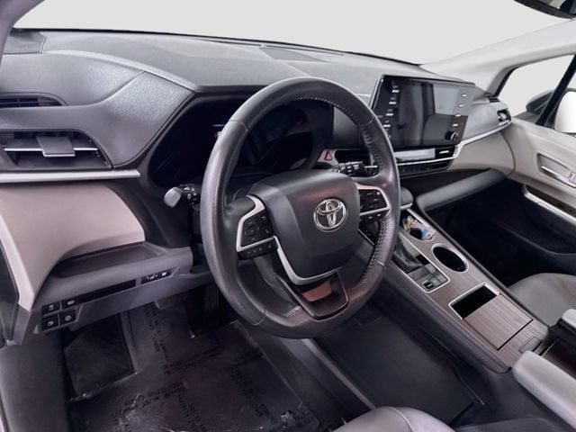 Certified 2024 Toyota Sienna XLE FWD image 10