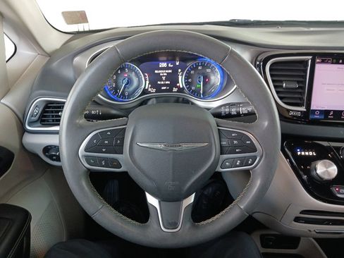 Used 2022 Chrysler Pacifica Touring-L w/ Uconnect Theater Family Group FWD image 17