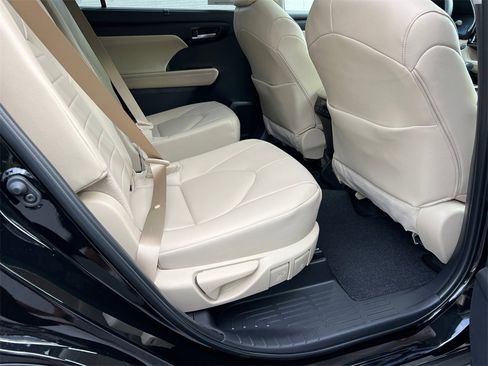 New 2025 Toyota Highlander XLE image 15