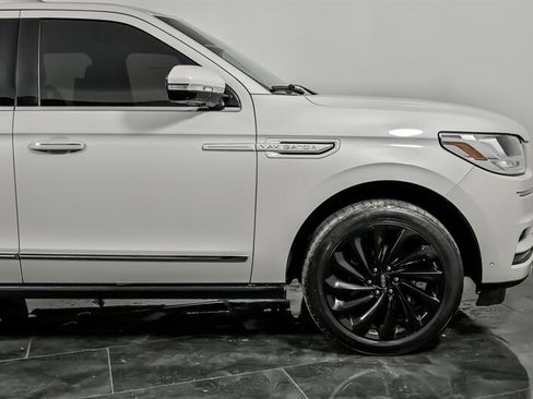 Used 2021 Lincoln Navigator Reserve image 12