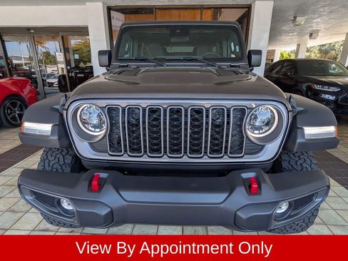 Used 2025 Jeep Wrangler Unlimited Rubicon w/ Convenience Group AWD/4WD image 2